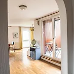 Cozy Bright Apartment- Large & *